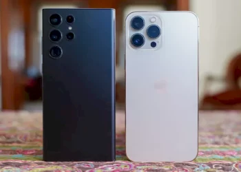 Galaxy S22 Ultra vs. iPhone 13 Pro Max: Bạn nên mua mẫu máy nào?