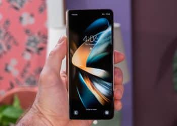 Galaxy Z Fold 4 được cầm trên tay, thể hiện màn hình phụ