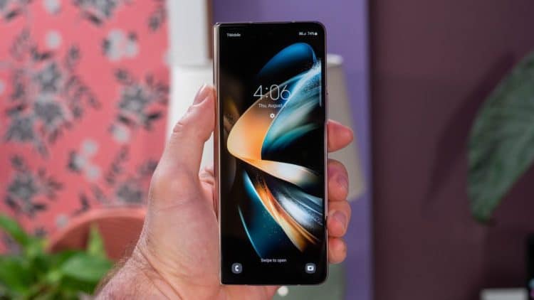 Galaxy Z Fold 4 được cầm trên tay, thể hiện màn hình phụ