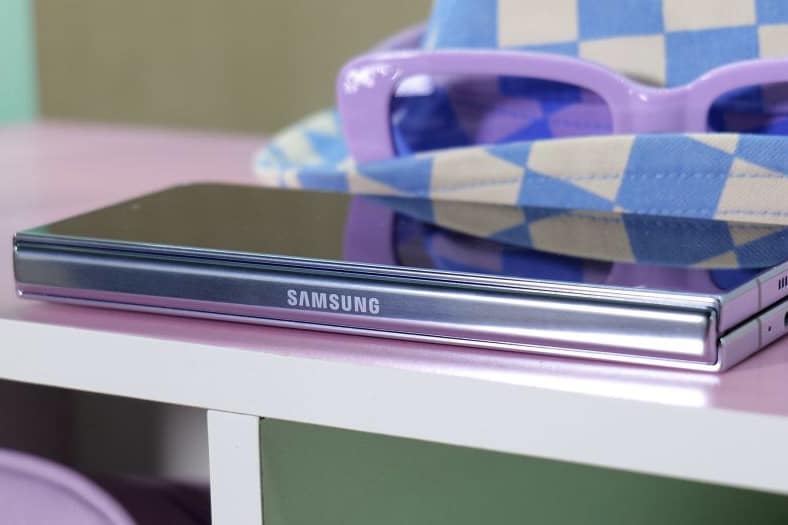 Cạnh trái của Samsung Galaxy Z Fold5