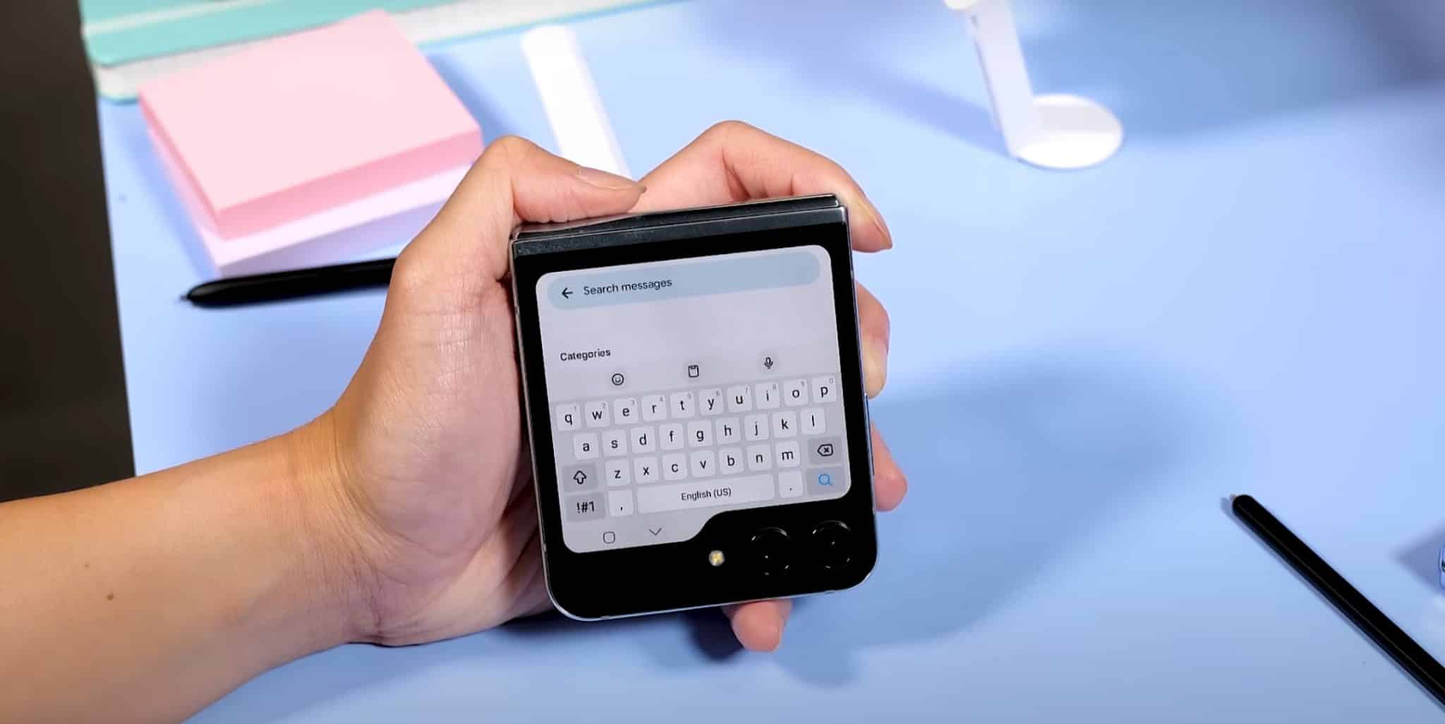 Bàn phím ảo trên màn hình ngoài của Galaxy Z Flip5