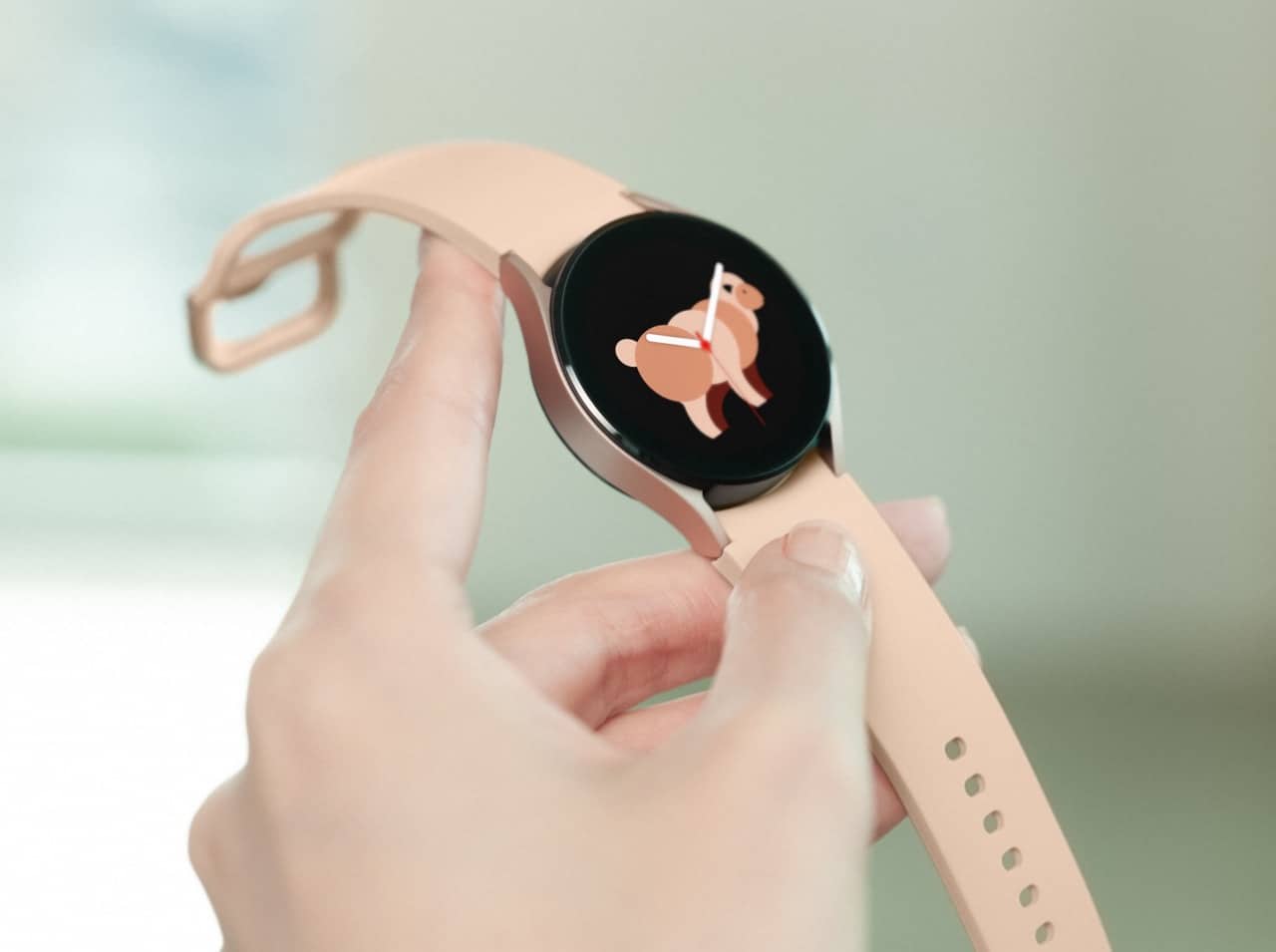 Đồng hồ thông minh Samsung Galaxy Watch4 Bluetooth (40mm) Vàng Hồng Thanh Lịch trên bàn tay phụ nữ
