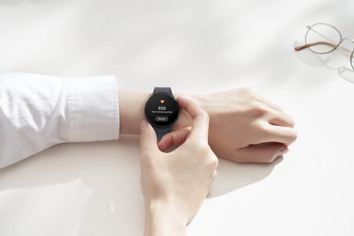 Đồng hồ thông minh Samsung Galaxy Watch5 Bluetooth (40mm) Đen Graphite trên cổ tay nữ