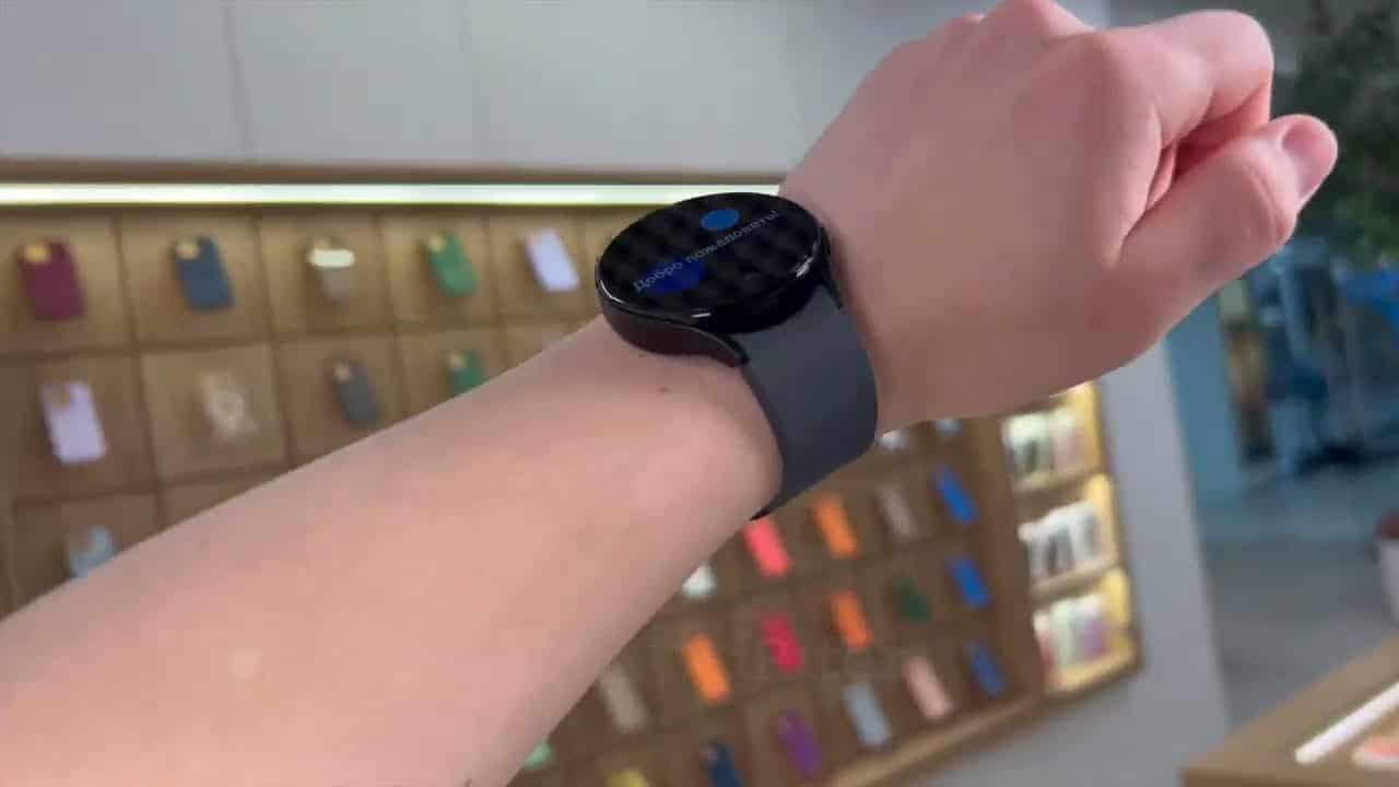 Đồng hồ thông minh Samsung Galaxy Watch5 LTE (44mm) Đen Graphite trên cổ tay nữ