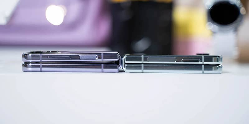Bản lề của Galaxy Z Flip 5 (phải) và Flip 4 (trái)