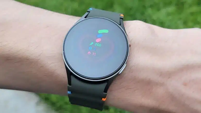 Màn hình Hoạt động hàng ngày trên Galaxy Watch 7