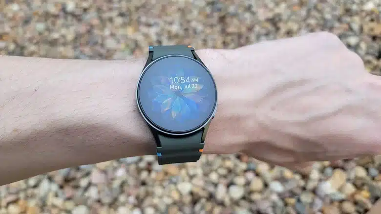 Galaxy Watch 7 được đeo trên cổ tay