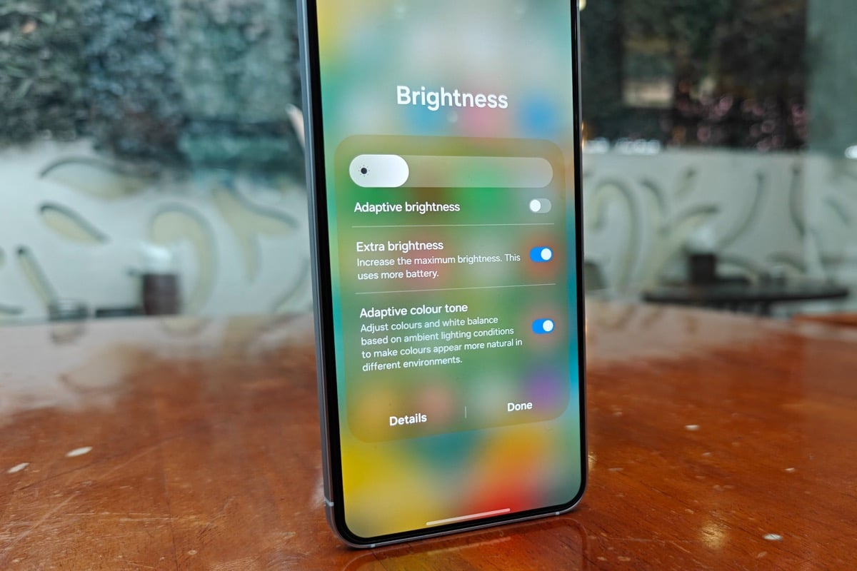 Điều chỉnh độ sáng trên Galaxy S25