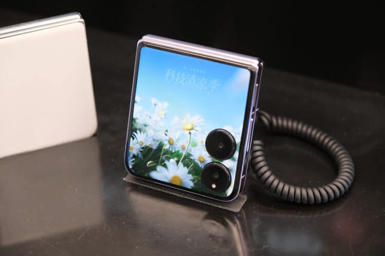 Đối thủ Galaxy Z Flip 7 ra mắt với pin lớn nhưng thiếu yếu tố quan trọng