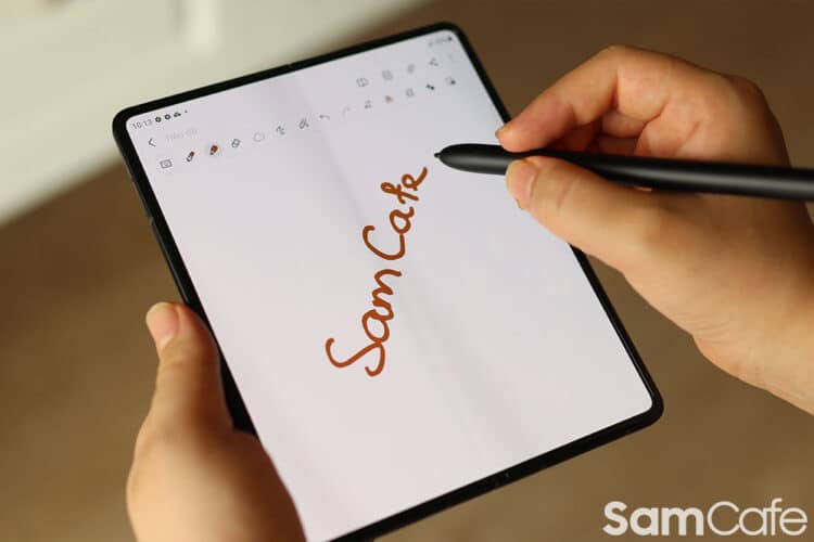 Bút cảm ứng trên điện thoại gập Trung Quốc không giống S Pen của Samsung