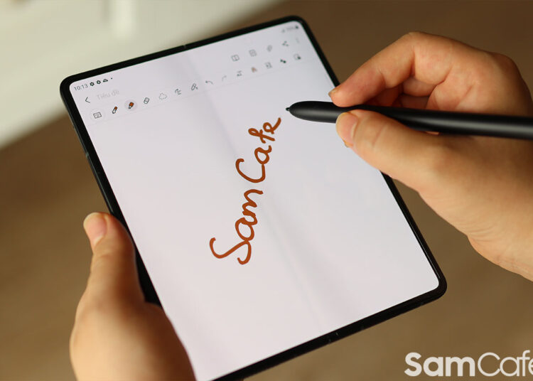 Bút cảm ứng trên điện thoại gập Trung Quốc không giống S Pen của Samsung