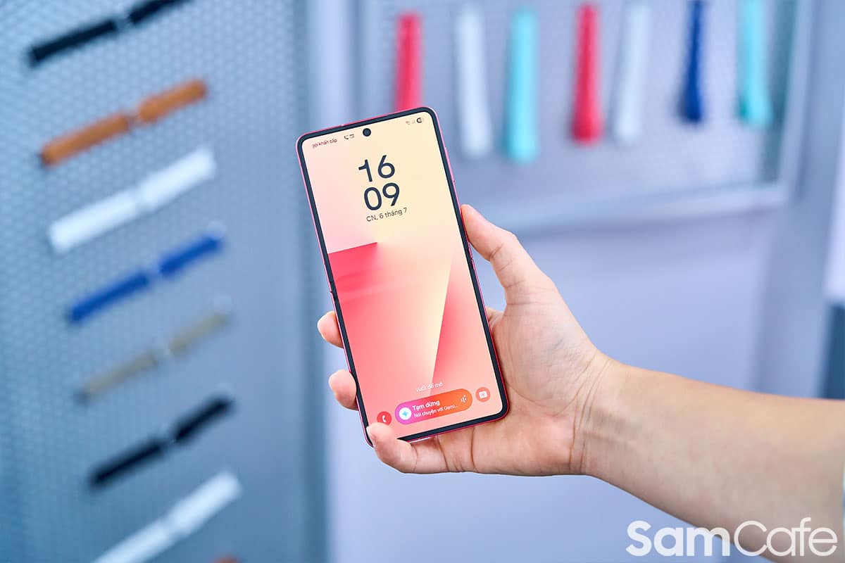 Galaxy Z Flip 7 chính thức trình làng: Mỏng hơn, màn hình lớn hơn, pin dung lượng cao hơn