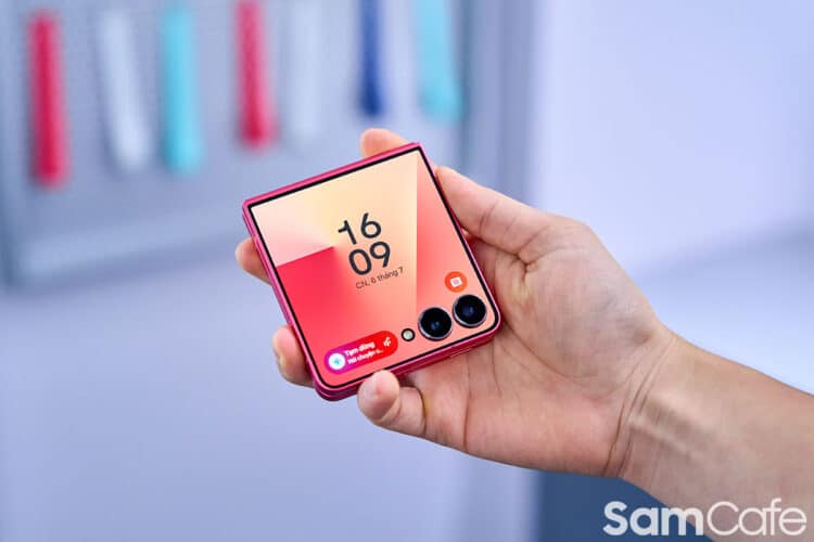 Galaxy Z Flip 7 chính thức trình làng: Mỏng hơn, màn hình lớn hơn, pin dung lượng cao hơn