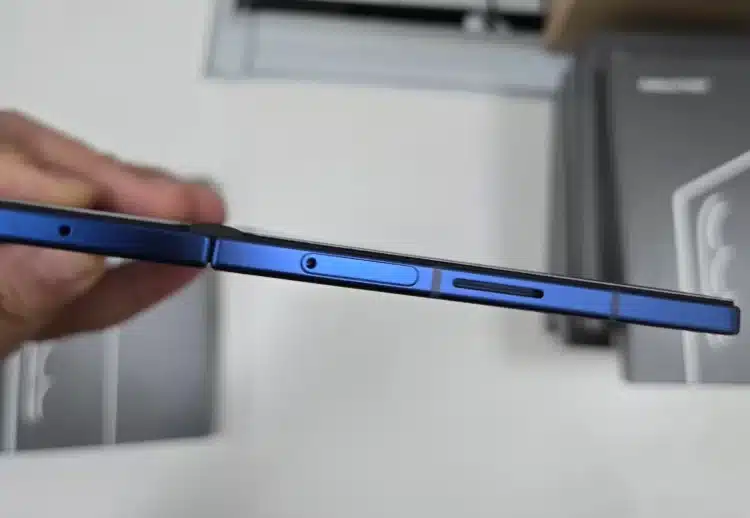 Galaxy Z Fold 7 lộ ảnh thực tế với thiết kế siêu mỏng và màu xanh mới lạ