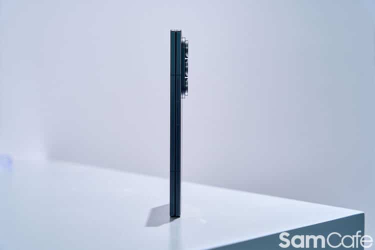 Galaxy Z Fold 7 mỏng hơn gần một nửa so với thế hệ đầu tiên