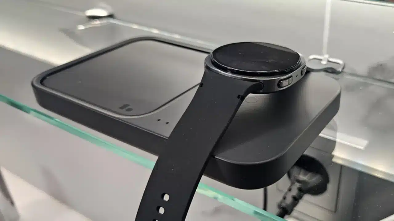 Người dùng Galaxy Watch 8 chỉ trích Samsung vì lỗi thiết kế khiến sạc không ổn định
