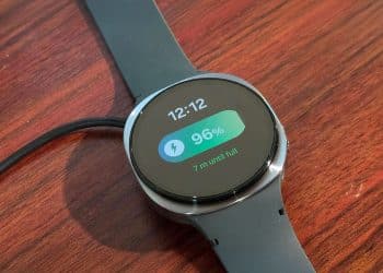 Người dùng Galaxy Watch 8 chỉ trích Samsung vì lỗi thiết kế khiến sạc không ổn định