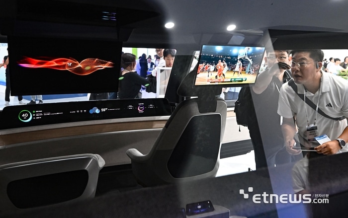 Samsung Display mang công nghệ OLED lên Maybach S-Class