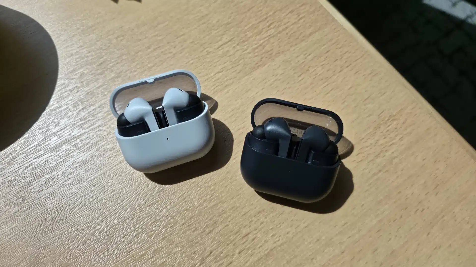 Trên tay Galaxy Buds 3 FE: Tai nghe giá mềm nhưng đầy đủ ANC và Galaxy AI