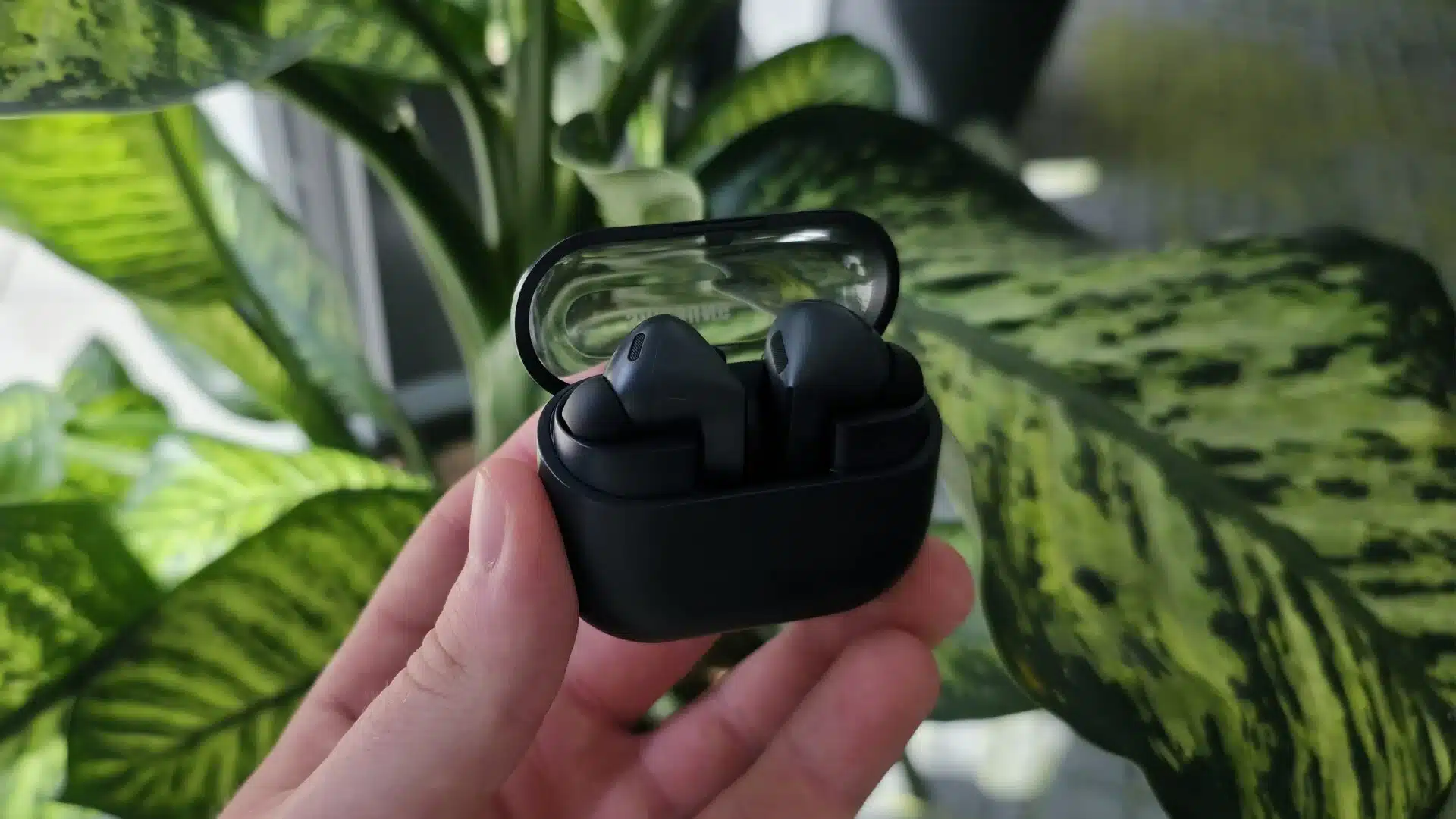 Trên tay Galaxy Buds 3 FE: Tai nghe giá mềm nhưng đầy đủ ANC và Galaxy AI
