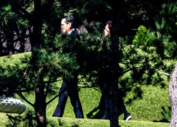 Lee Jae-yong, chủ tịch Samsung Electronics, và Hong Ra-hee, giám đốc danh dự của Bảo tàng Nghệ thuật Leeum Samsung, tham dự lễ tưởng niệm 5 năm ngày mất của cố chủ tịch Samsung Lee Kun-hee, được tổ chức vào ngày 24 tại khu mộ tổ tiên ở Suwon, tỉnh Gyeonggi. Ảnh: Newsis