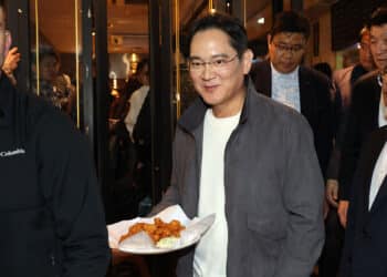 Chủ tịch Samsung Electronics Lee Jae-yong phát gà cho người dân tại một nhà hàng gà ở Samsung-dong, Gangnam-gu, Seoul, vào ngày 30/10/2025. Ảnh: News1