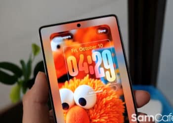 One UI 8 vs One UI 8.5 adaptive lock screen clock