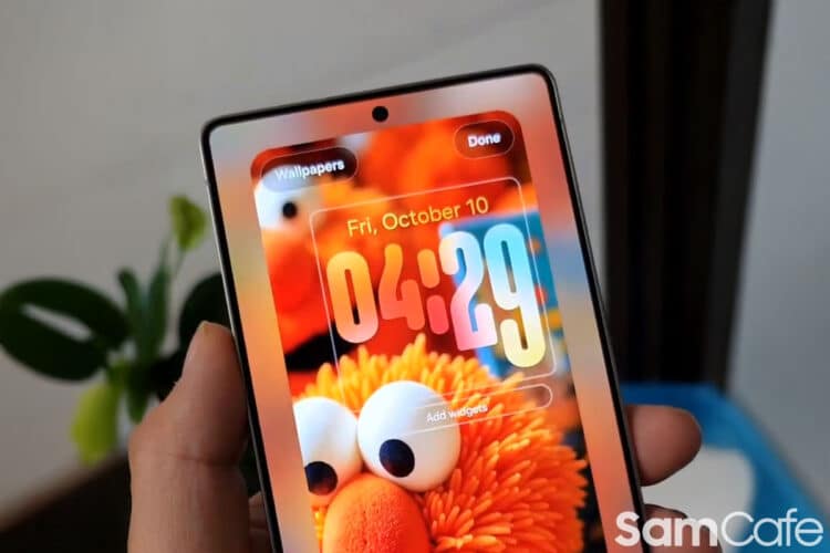 One UI 8 vs One UI 8.5 adaptive lock screen clock