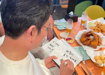 Lee Jae-yong, chủ tịch Samsung Electronics, ký tặng một đứa trẻ và viết "Hãy là một người con hiếu thảo". Ảnh: Yonhap