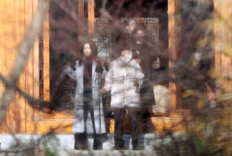 Hong Ra-hee, giám đốc danh dự của Bảo tàng Nghệ thuật Leeum Samsung; Lee Boo-jin, chủ tịch Khách sạn Shilla; và Lee Seo-hyun, chủ tịch Samsung C&T, tham dự lễ tưởng niệm 38 năm ngày mất của cố Chủ tịch Lee Byung-chul vào sáng này 19/11/2025. Ảnh: News1