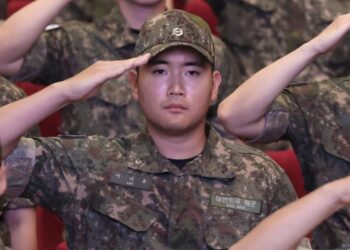 Lee Ji-ho, con trai của Chủ tịch Samsung Electronics Lee Jae-yong, chào trong lễ khai giảng khóa 139 dành cho ứng viên sĩ quan của Hải quân tại Học viện Hải quân ở Changwon, Nam Gyeongsang, vào ngày 23 tháng 9. Ảnh: Yonhap