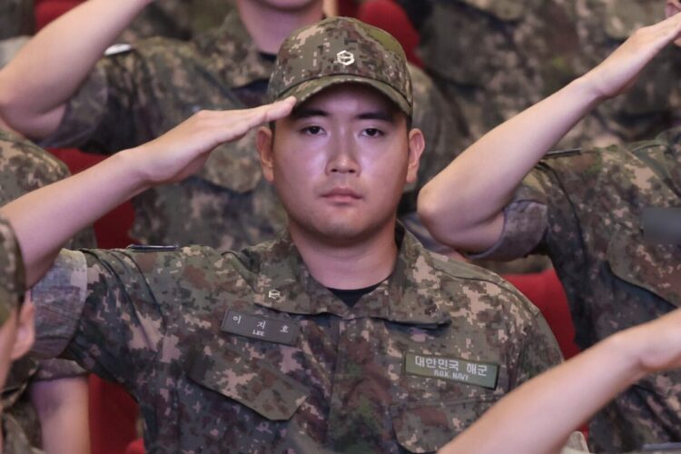 Lee Ji-ho, con trai của Chủ tịch Samsung Electronics Lee Jae-yong, chào trong lễ khai giảng khóa 139 dành cho ứng viên sĩ quan của Hải quân tại Học viện Hải quân ở Changwon, Nam Gyeongsang, vào ngày 23 tháng 9. Ảnh: Yonhap