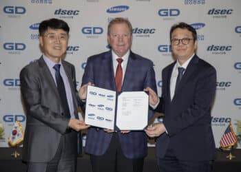 (Từ phải sang) Kang Ju-nyeon, Trưởng nhóm tại Samsung Heavy Industries, David Cover, Chủ tịch NASCO, và Yoon Seok-yong, Chủ tịch DSEC, ký kết thỏa thuận hợp tác kinh doanh tại Triển lãm tàu ​​công trình thế giới ở New Orleans, Hoa Kỳ.