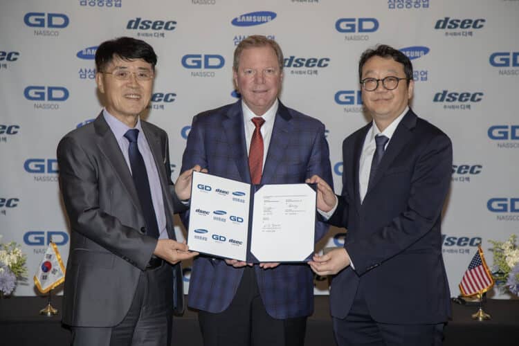 (Từ phải sang) Kang Ju-nyeon, Trưởng nhóm tại Samsung Heavy Industries, David Cover, Chủ tịch NASCO, và Yoon Seok-yong, Chủ tịch DSEC, ký kết thỏa thuận hợp tác kinh doanh tại Triển lãm tàu ​​công trình thế giới ở New Orleans, Hoa Kỳ.