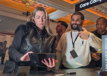 Du khách trải nghiệm Galaxy Z TriFold tại CES 2026. Ảnh: Samsung