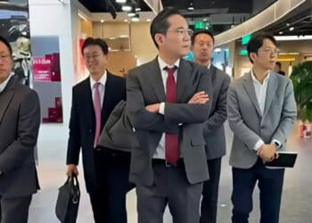 Chủ tịch Samsung Lee Jae-yong đến thăm trung tâm thương mại JD Mall ở Bắc Kinh cùng với các trợ lý, trong đó có một phiên dịch viên. Ảnh: Weibo