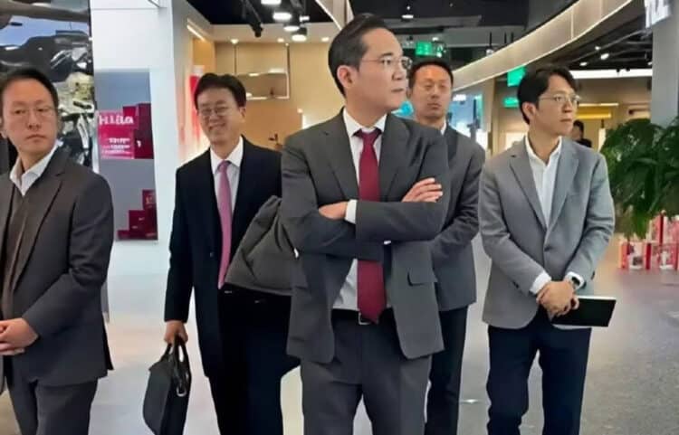Chủ tịch Samsung Lee Jae-yong đến thăm trung tâm thương mại JD Mall ở Bắc Kinh cùng với các trợ lý, trong đó có một phiên dịch viên. Ảnh: Weibo