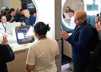 Gương trang điểm Micro LED của Samsung tại CES 2025. Ảnh: Samsung