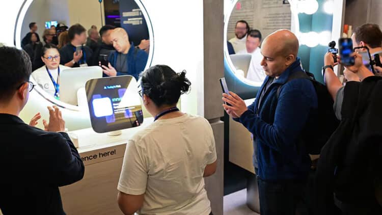 Gương trang điểm Micro LED của Samsung tại CES 2025. Ảnh: Samsung